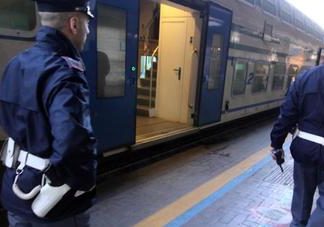 Napoli. Abusa di una minorenne in stazione, inseguito e arrestato