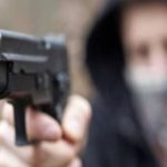 Giugliano, poliziotto tenta di sventare una rapina: ferito da un proiettile