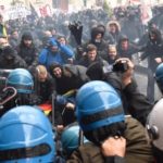 Scontri, feriti e tensioni al corteo anti-Renzi