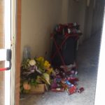 Marano, l’edificio del lotto A del cimitero: scarsa illuminazione, scarsissima pulizia.