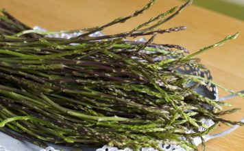 La ricetta del giorno: a Pasqua freschezza e colore in tavola: il perfetto connubio di asparagi e uova