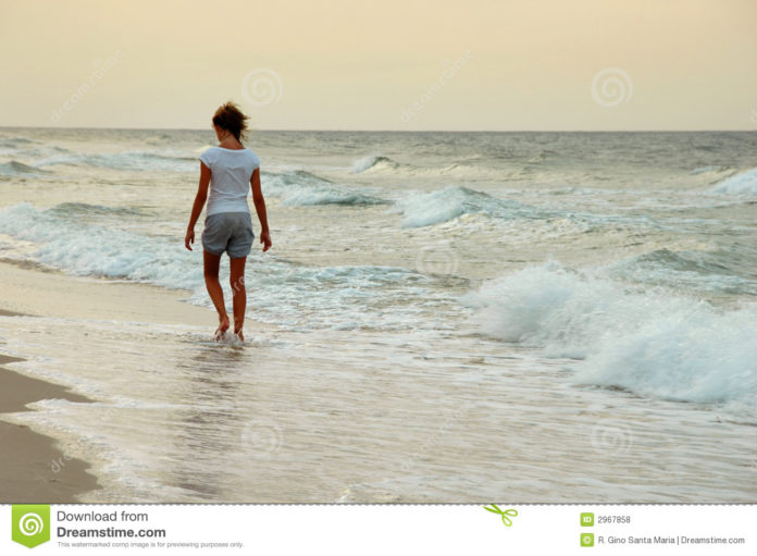 ragazza-che-cammina-sulla-spiaggia-2967858