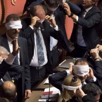 Legge-elettorale-al-Senato-i-senatori-M5s-si-bendano-200x200