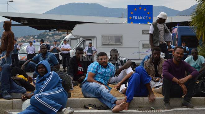 migranti-a-ventimiglia-giugno-2015-246517.660x368