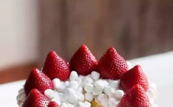 La freschezza delle fragole per la Festa della Mamma: torta alla crema mousseline e fragole