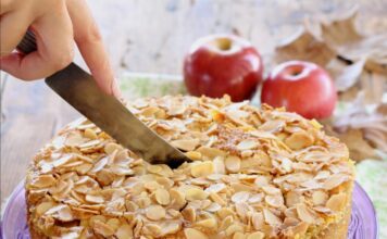 La ricetta del giorno: ecco come preparare la torta di mele alle mandorle