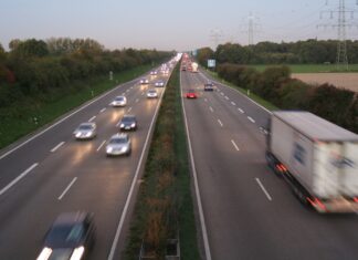 Viaggiano per 100 chilometri con il figlio morto in auto senza accorgersene: «Pensavamo che dormisse»