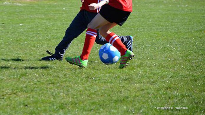 gambe-bambini-giocano-calcio-1280x720