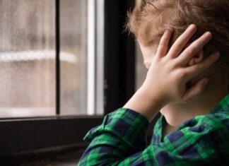 Scampia. «Bimbo autistico picchiato a scuola», in un audio le violenze