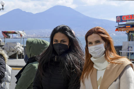Covid: No Dad in piazza a Napoli, manifestano anche showgirl Mazza e Maya
