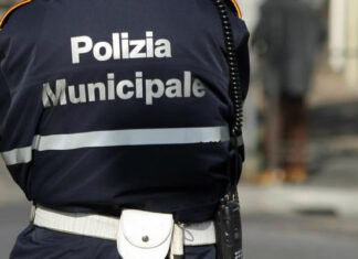 Frattamaggiore, aggredisce agenti e dipendenti comunali all’Anagrafe: arrestato dalla Polizia Municipale