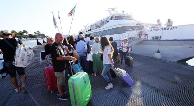 x5070233_1556_ischia_sbarchi_coronavirus.jpg.pagespeed.ic.DSovzJGfDC