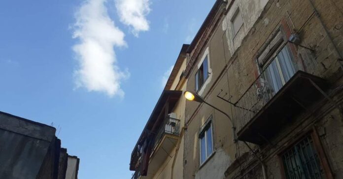 luci accese di giorno marano