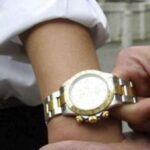Le strappano dal polso un orologio da 50mila euro, poi l’inferno sull’A1