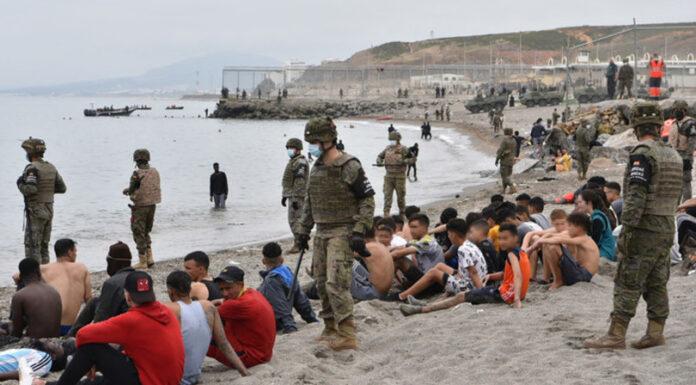 Ceuta, il rischio di una nuova ondata di migranti: il Marocco schiera centinaia di soldati al confine