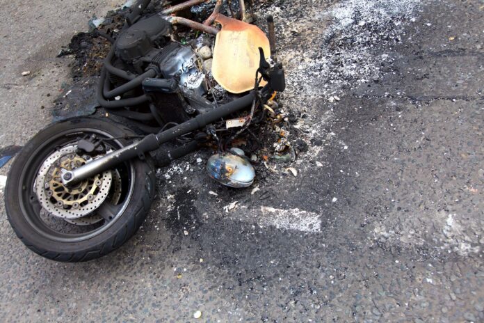 incidente-moto-schianto-incidenti-incendio-rogo-fiamme-motociclista-centauro-scooter-sinistro-scontro-rilievi-casco-cancello-muro-auto-frontale-incendio-4