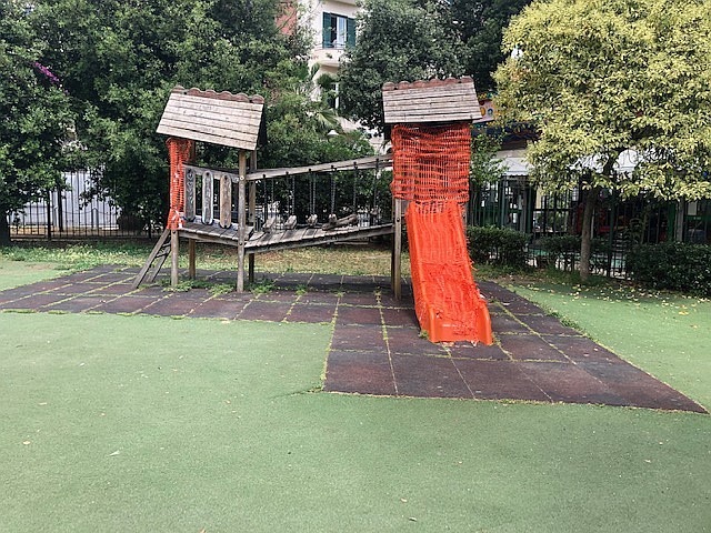 Napoli, parco Mascagna, giostrina rotta