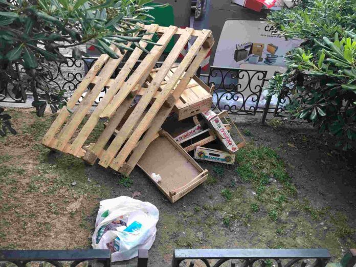 Napoli, piazza Vanvitelli, aiuola utilizzata come discarica