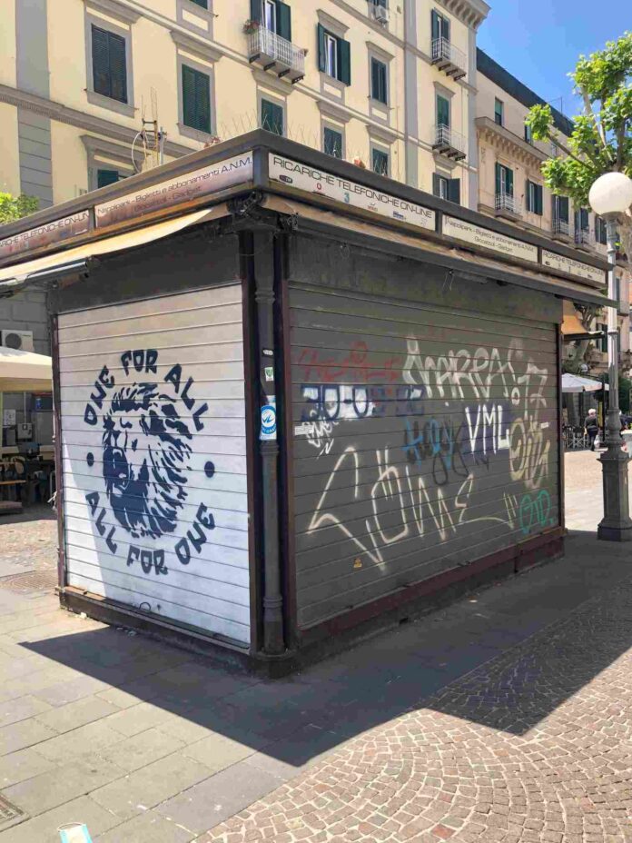Napoli, via Scarlatti, edicola chiusa