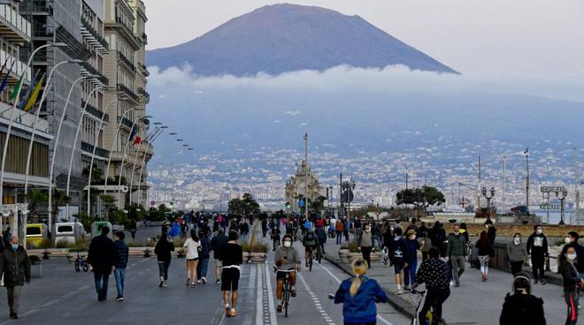 lungomare-napoli-folla-3280587.660x368