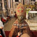 “Operazione San Gennaro” al Duomo di Napoli: ruba la mitra del patrono e viene arrestato
