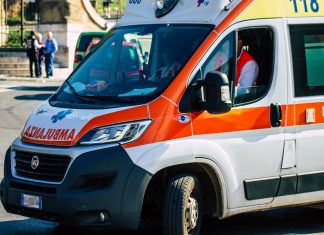 Perde il controllo della moto e si schianta contro un palo della pubblica illuminazione: morto 22 enne