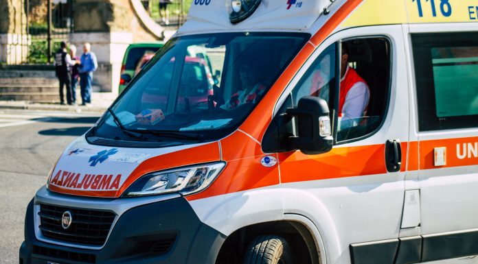 Perde il controllo della moto e si schianta contro un palo della pubblica illuminazione: morto 22 enne