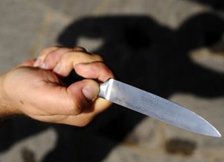 Ucraino accoltellato ai giardini di Chiaia mentre era con la moglie: 19enne ai domiciliari per tentato omicidio