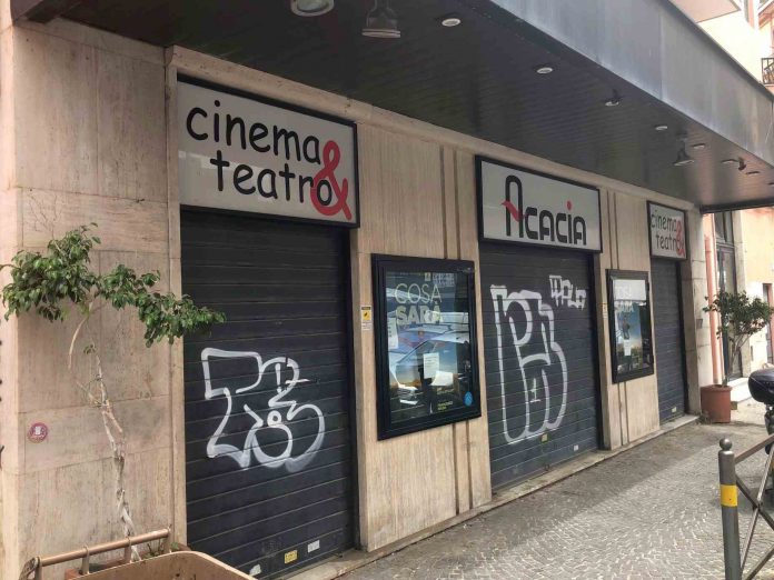 Napoli, cinema teatro Acacia (1)