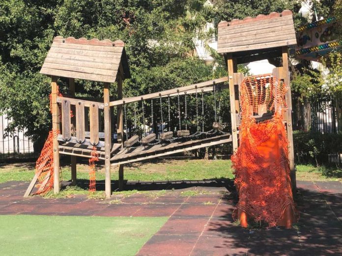Napoli, parco Mascagna, una dele giostrine rotte