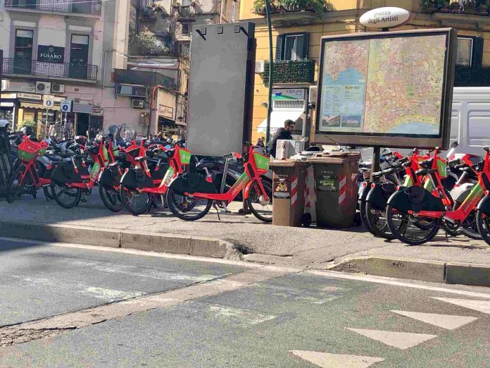 Napoli, piazza degli artisti, marciapiede occupato da mezzi a due ruote