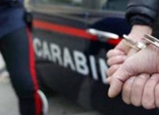 Calvizzano, picchia la madre per i soldi della droga ma lei non denuncia. I carabinieri vanno via, ma il figlio la picchia ancora: arrestato 53enne