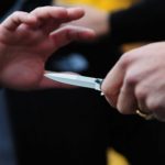 Undicenne tenta di accoltellare un professore e riprende la scena con il cellulare