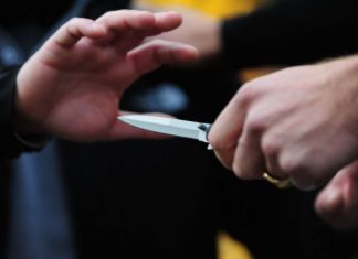 Undicenne tenta di accoltellare un professore e riprende la scena con il cellulare