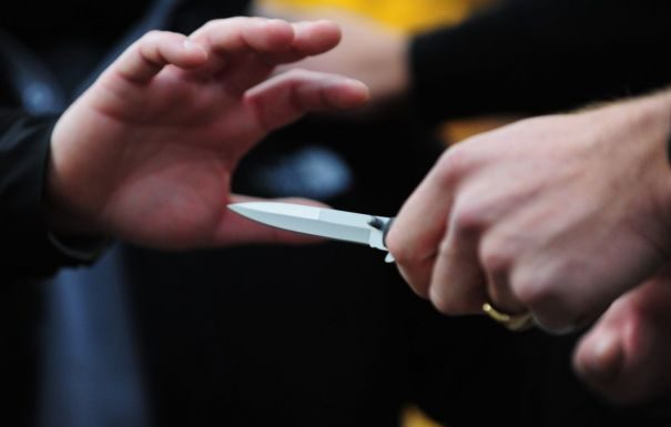 Undicenne tenta di accoltellare un professore e riprende la scena con il cellulare