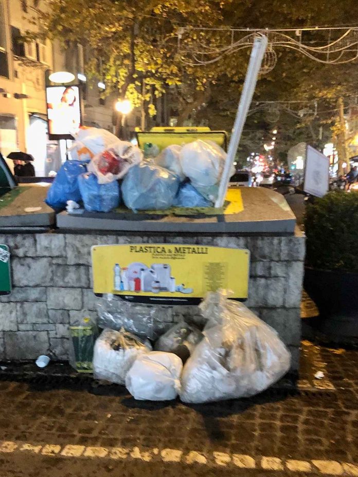 Vomero, via Scarlatti, contenitori seminterrati