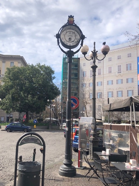 Napoli, piazza Vanvitelli, orologio