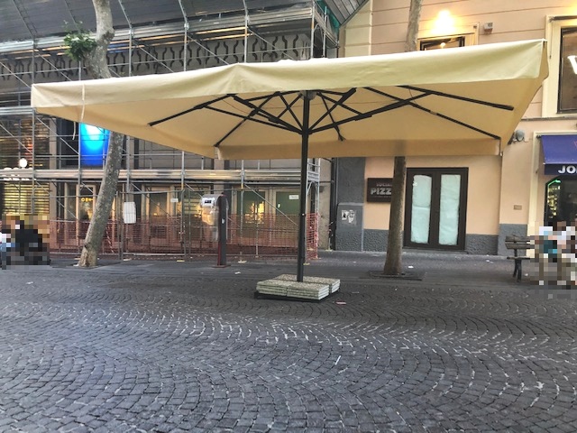 Vomero, via Scarlatti, ombrellone