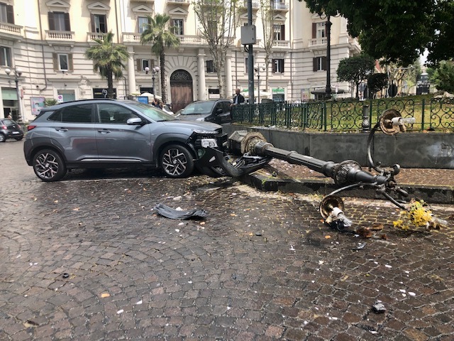 Vomero, piazza Vanvitelli, lampione abbattuto (1)