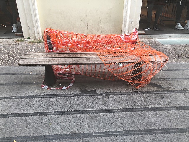 Vomero, via Alvino, panchina incartata (1)
