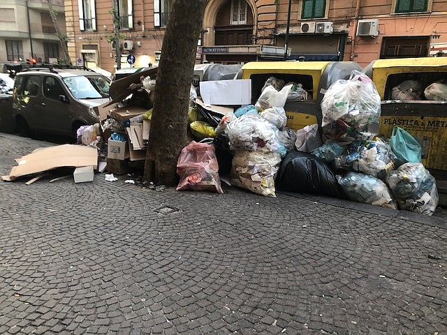 Vomero, via Scarlatti, cumuli di spazzatura