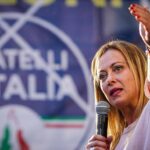 Meloni, l’annuncio: ‘In classe numero massimo di stranieri e divieto di burqa, norma in arrivo’