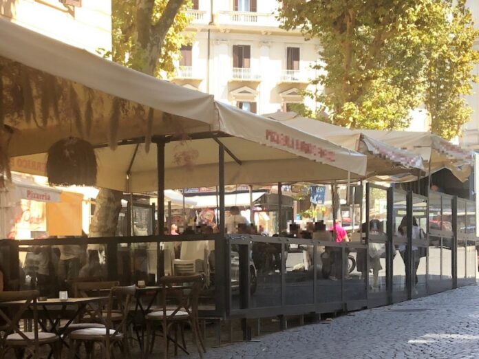 Vomero, via Scarlatti, al centro il dehors contestato