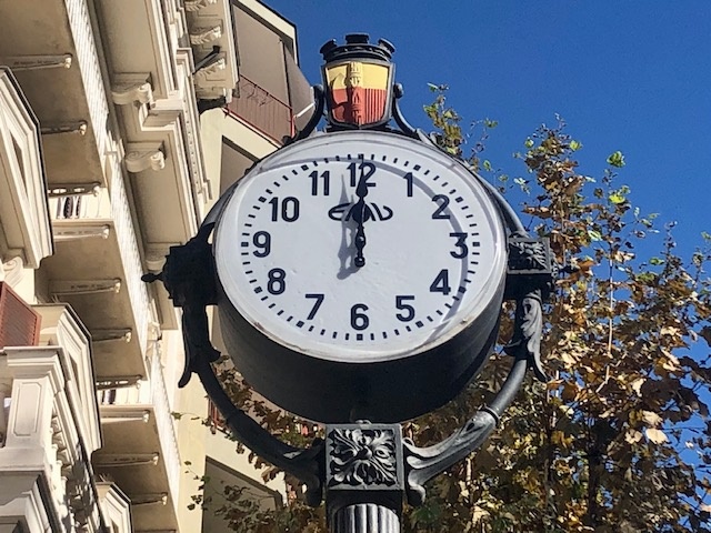 Vomero, piazza Vanvitelli, orologio di nuovo fermo