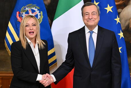 Draghi accoglie Meloni nella sala dei Galeoni