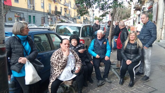 Alcuni degli sfollati dello stabile in Via Arenaccia