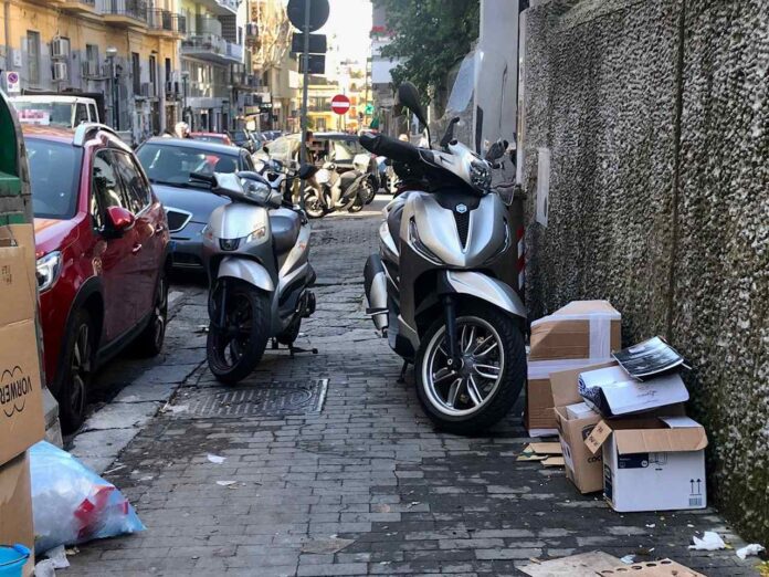 Vomero, via Solimena, motocicli parcheggiati sul marciapiede (2)