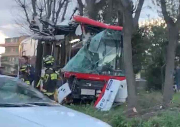 autobus-schiantato