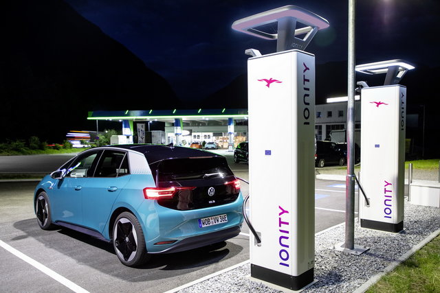 ricarica-colonnina-auto-elettrica
