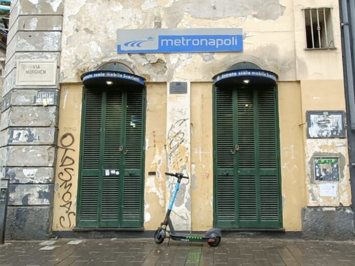 Vomero, via Morghen, scale mobili ferme